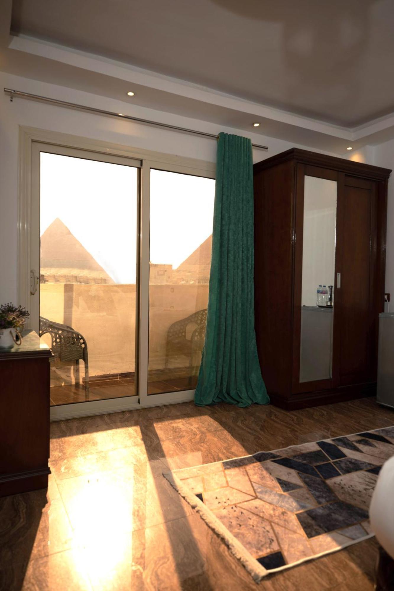 Pyramids Middle Eastern Family View Le Caire