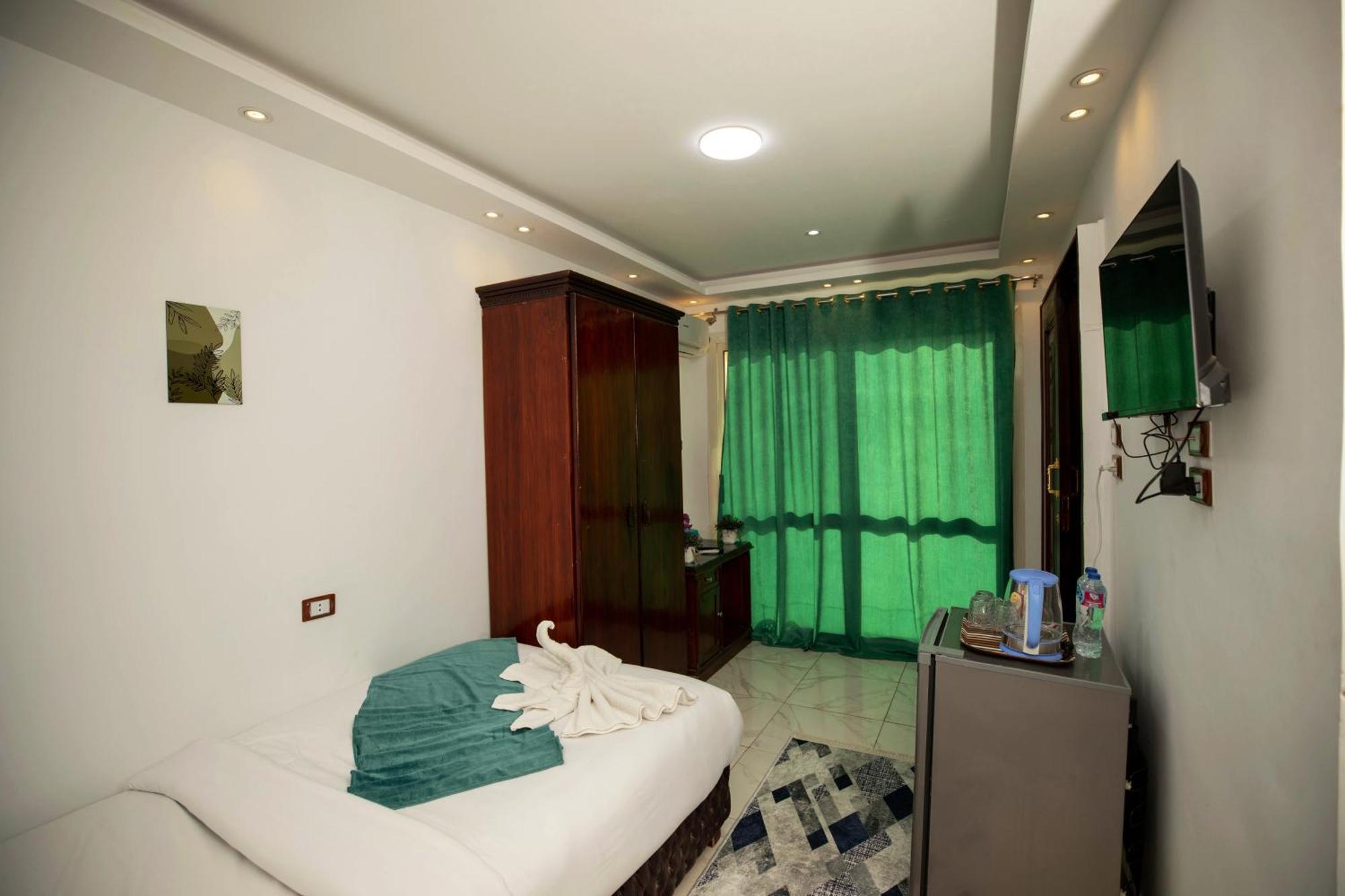 Pyramids Middle Eastern Family View 4*